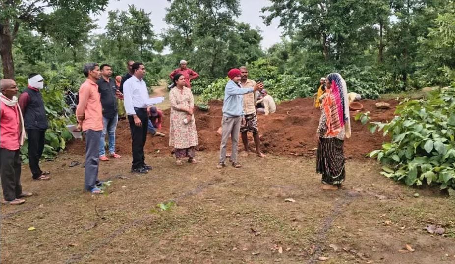 जिला पंचायत CEO ने पीएम जनमन आवास एवं विकास कार्यों का किया निरीक्षण