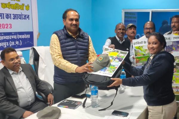  वन रक्षकों ने जाना आखिर कैसे रोके हाथी-मानव द्वंद