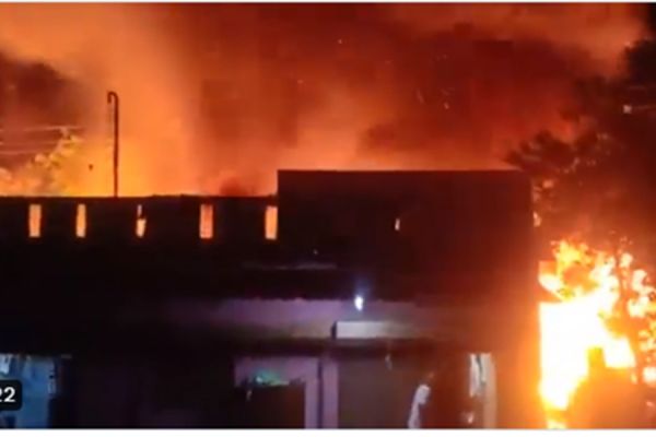 VIDEO : फटा सिलेंडर तो खुली आंख... उठती रहीं आग की लपटें... मची रही चीख पुकार... आंखों के सामने जलकर खाख हो गया आशियाना