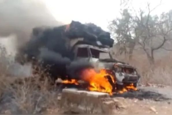  निर्माण कार्य में लगी गाड़ियों को महिला नक्सलियों ने किया आग के हवाले, जानिए कहा का है मामला