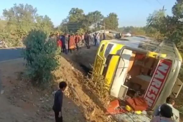 अयोध्या से रायपुर लौट रही तीर्थयात्रियों से भरी बस दुर्घटनाग्रस्त, कई घायल