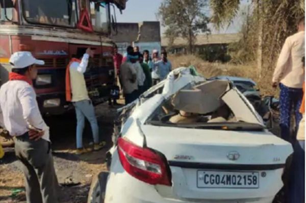 सड़क हादसे में चार की मौके पर मौत, गैस कटर का उपयोग कर मृतकों को निकाला गया बाहर