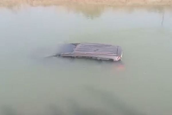 VIDEO: नहर में गिरी तेज रफ्तार कार, लोगों ने बचाई गाड़ी में सवार लोगों की जान