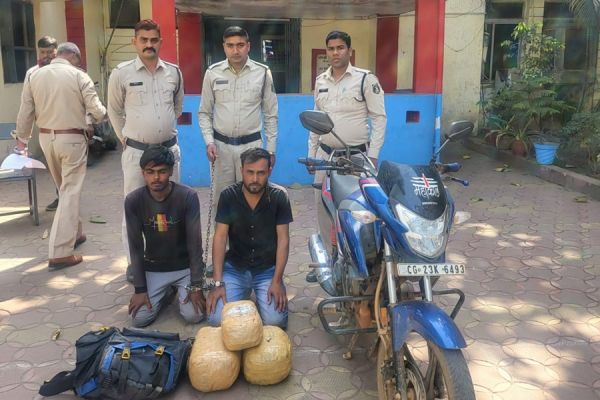 राजधानी की सड़कों में बेखौफ घुम रहे थे नशे के सौदागर, पुलिस ने धर दबोचा
