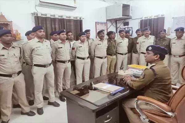  रिश्वतखोर और शराबी वर्दीधारियों पर गिरी गाज, पुलिस कप्तान ने लगाया किनारे