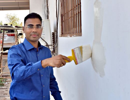  जानिए आखिर कलेक्टर ने खुद ब्रश पकड़कर क्यों शुरू की पोताई