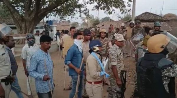 BIG NEWS : छत्तीसगढ़ में भड़की सामाजिक हिंसा... एसपी की टूटी उंगली, एएसपी का हाथ... टीआई का फूटा सिर