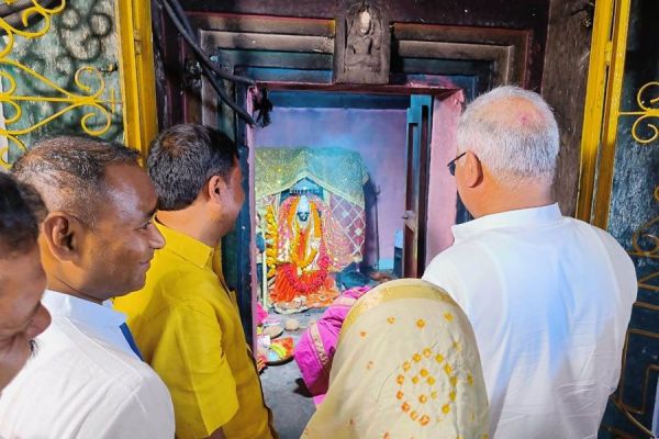 फागुन मंडई में शामिल होने मुख्यमंत्री पहुंचे दंतेवाड़ा, किया मां दंतेश्वरी का दर्शन