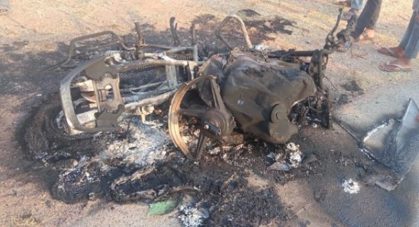 CG BREAKING : नायब तहसीलदार की कार और बाइक में भिड़ंत... चाचा&mdash;भतीजा की मौके पर मौत... बाइक जलकर खाक