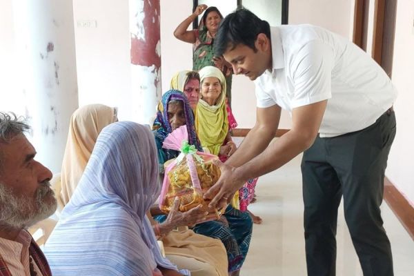  सुख-दुख साझा करने वृद्धाश्रम पहुंचे कलेक्टर, जानिए ऐसा क्या कहा कि भावुक हुए बुजुर्ग 