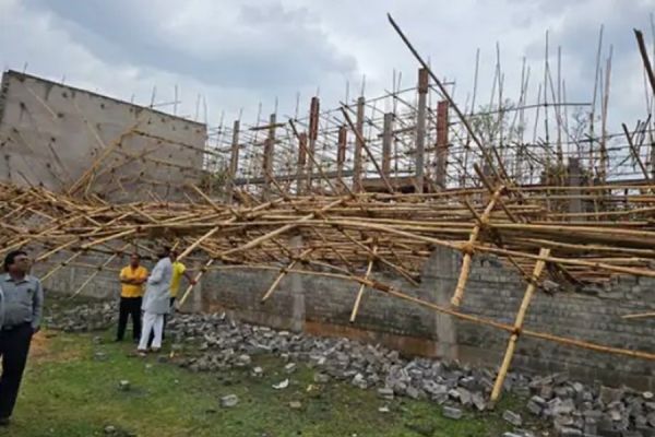 बेमौसम हुई हल्की बारिश... भरभराकर गिर गया बैडमिंटन कोर्ट... सकते में शासन&mdash;प्रशासन