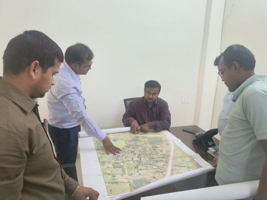 नवीन तहसील बोरी पहुंचे संभागायुक्त,  पंजियों का संधारण नहीं पाए जाने पर कर्मचारियों को थमाया नोटिस