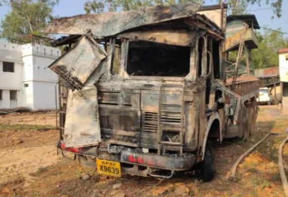 Naxal in Chhattisgarh:  दंतेवाड़ा में भी नक्सलियों का उत्पात, रेलवे लाइन दोहरीकरण में लगे वाहन को फूंका