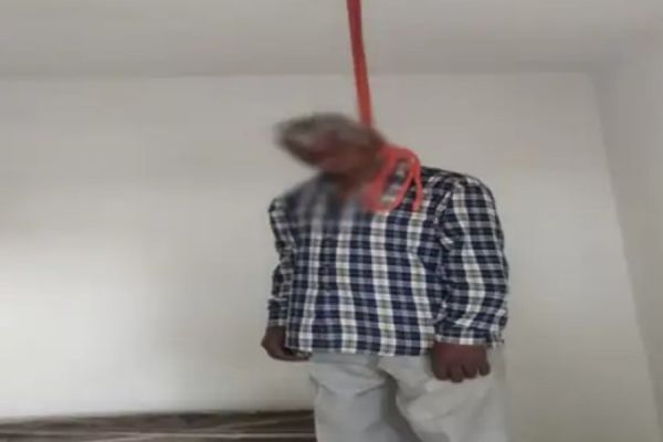CG CRIME NEWS : स्कूल संचालक ने लगाई फांसी... पोती ने दादा को देखा लटके... सुसाइड नोट में बेटा-बहू का नाम