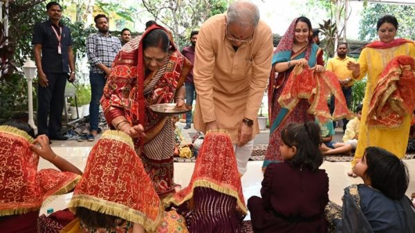 मुख्यमंत्री भूपेश ने भिलाई निवास में... 9 कन्या भोज का किया आयोजन... पारंपरिक परिधान पहन माताओं के पखारे पैर