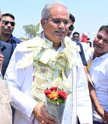 BREAKING NEWS : CM भूपेश को ग्रामीणों ने पहनाई 20 रुपए के नोट की माला... ग्रामीणों ने नोटों की माला से क्यों किया स्वागत... पढ़िए
