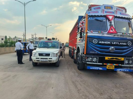  रिंग रोड में बेतरतीब खड़ी की जा रही ट्रकें, 32 मालवाहक वाहनों पर पुलिस ने की कार्रवाई