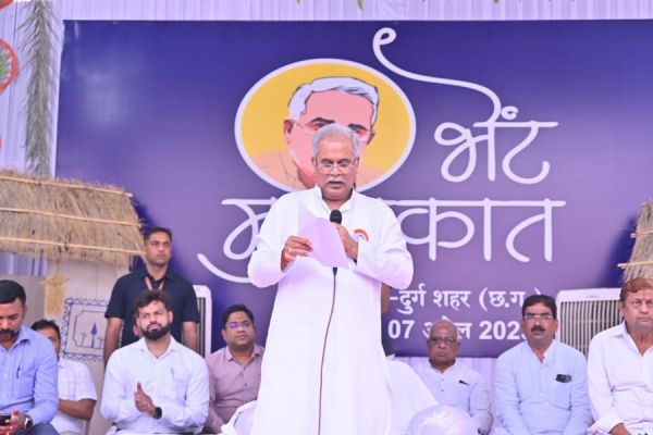 सीएम बघेल ने दुर्ग में लगाई घोषणाओं की अंबार... आंख के उपचार के लिए मदद मांगने वाले को... दी बड़ी सौगात