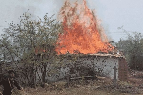 CG BREAKING NEWS : बिरनपुर में भीड़ ने झोपड़ी में लगाई आग... हुआ जोरदार ब्लास्ट...हत्या के विरोध में जल रहा पूरा गांव