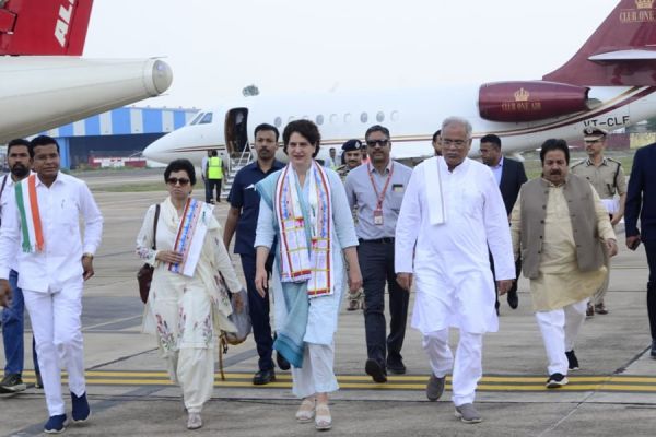 BREAKING NEWS : मुख्यमंत्री बघेल के साथ जगदलपुर पहुंची प्रियंका... 'भरोसे के सम्मेलन' में करेंगे शिरकत... एयरपोर्ट पर नेताओं ने की अगुवानी