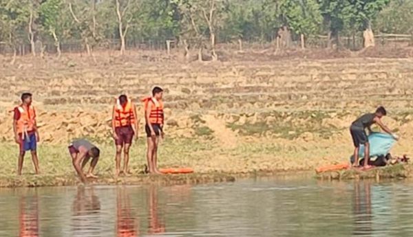  कीचड़ में धंसा पैर और दो मासूम बेटियों के सामने बन गई बाप-बेटी की जल समाधि