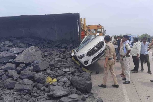 Road Accident in Chhattisgarh: कोयले से भरा ट्रक जा गिरा कार पर, दबकर हुई एक की मौत