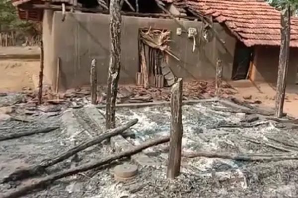 छत्तीसगढ़ में दो परिवारों के बीच विवाद... जलकर खाक हुए तीन घर... मामले को लेकर हिरासत में 4 लोग 