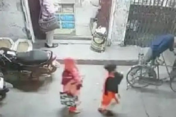 CG NEWS : तीन महिलाओं ने एक महिला को ठगा... सोने के गहनों के बदले थमा गईं थर्माकोल... अब तलाश में जुटी पुलिस