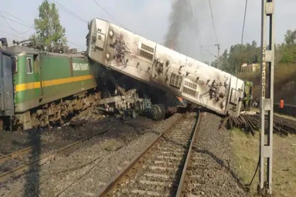 BIG NEWS : छत्तीसगढ़ में दो ट्रेनों के बीच जोरदार टक्कर... लोको पायलट की मौत, कई घायल... 10 ट्रेने रद्द