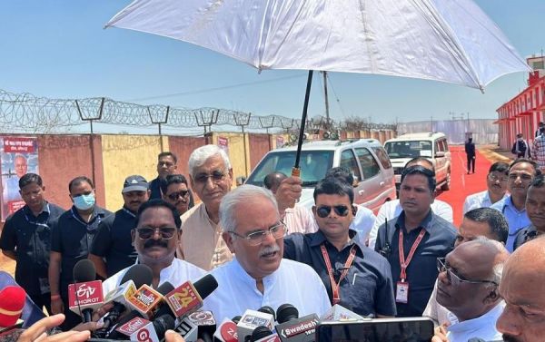 अम्बिकापुर से दिल्ली, बनारस, रायपुर हवाई सेवा के लिए... भेजा जाएगा प्रस्ताव... सीएम बघेल ने लिया रनवे का लिया जायजा