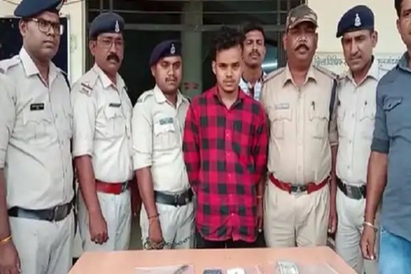 CG NEWS : लड़की बनकर लड़का सोशल मीडिया पर करता रहा बात... ऐंठ लिए डेढ़ लाख... राज खुला तो रेत दिया गला