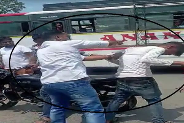 थानेदार की सामने आई बेदर्दी... दो युवकों को सरेराह खून की धार फूटते तक मारा... वजह भी ऐसी नहीं कि इतना गुस्सा आ जाए