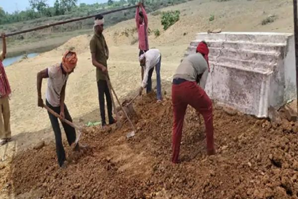 डॉक्टरों पर किडनी चोरी का इल्जाम... कलेक्टर ने दिखाई गंभीरता, शुरु हुई जांच... कब्र खोद निकाली गई लाश