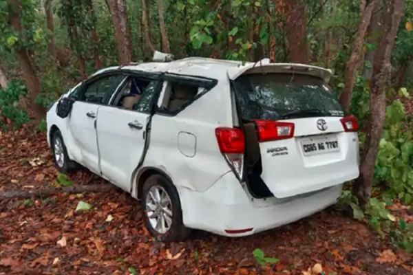 CG NEWS : बाल&mdash;बाल बची भाजपा महिला विधायक... पेड़ से टकराई तेज रफ्तार कार... शादी में शामिल होने निकली थीं