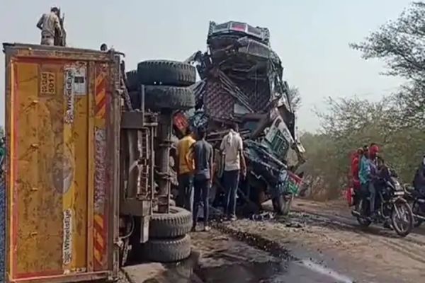 छत्तीसगढ़ में एक और ​भीषण सड़क हादसा... तीन लोगों की मौत... दो घंटे की मशक्कत के बाद निकली फंसी लाशें