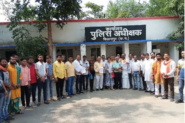 CG NEWS : पुलिस के खिलाफ भड़का आक्रोश... सड़क पर उतरे लोग... थानेदार के खिलाफ सख्त कार्रवाई की मांग