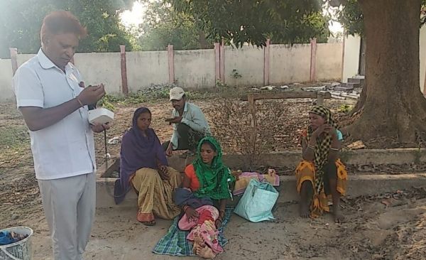 स्वास्थ्य केंद्र में ताला, डॉक्टर ने पेड़ के नीचे कराया महिला का प्रसव