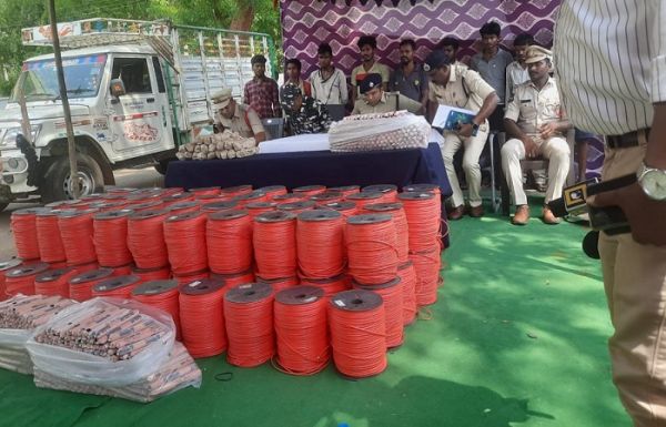 बड़े नक्सली वारदात की थी प्लानिंग, पुलिस ने भारी मात्रा में विस्फोटक के साथ 10 नक्सलियों को किया गिरफ्तार
