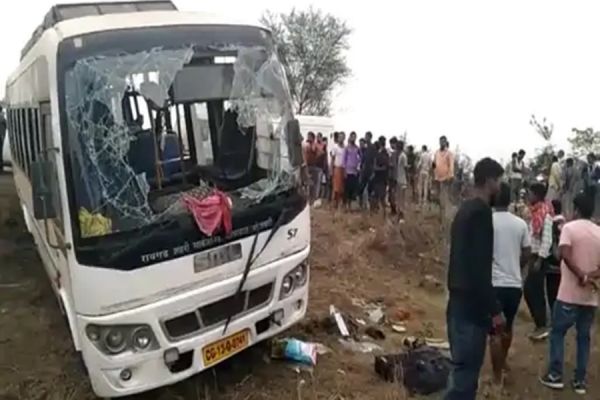 रायगढ़ के लिए निकली यात्री बस पलटी... दो लोगों की मौत, 7 गंभीर... बस छोड़कर ड्रायवर फरार