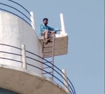 शादीशुदा युवक का हाई वोल्टेज ड्रामा... 75 फीट की ऊंचाई से दूसरी युवती पर साथ चलने का बनाते रहा दबाव... फिर
