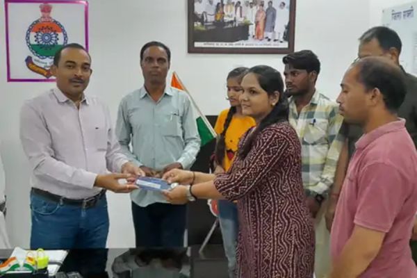 छत्तीसगढ़ में इस जिले की पुलिस बांट रही 'मोबाइल'... लोगों में खुशी का माहौल... क्या है मामला, पढ़िए पूरी खबर