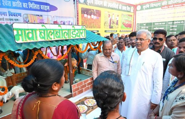  बोलबोला गौठान में दुग्ध उत्पादन से जुड़े महिला समूह की सदस्यों ने मावा से बनी बर्फी से मुख्यमंत्री का मुंह मीठा कराया
