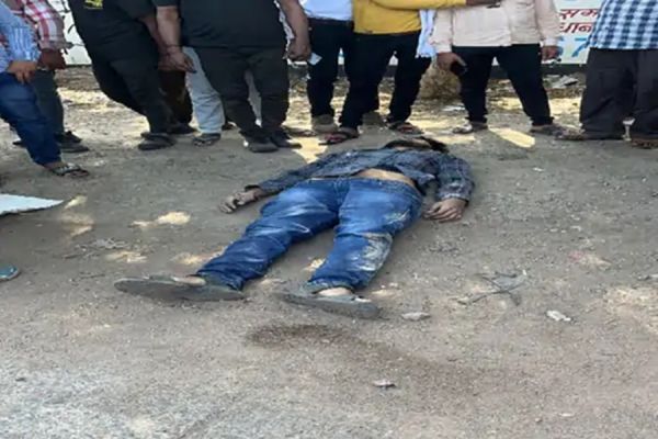 बिलासपुर में युवक की हत्या... मृतक के फोन से दोस्तों को किया फोन... चलती कार से सरेराह फेंकी लाश