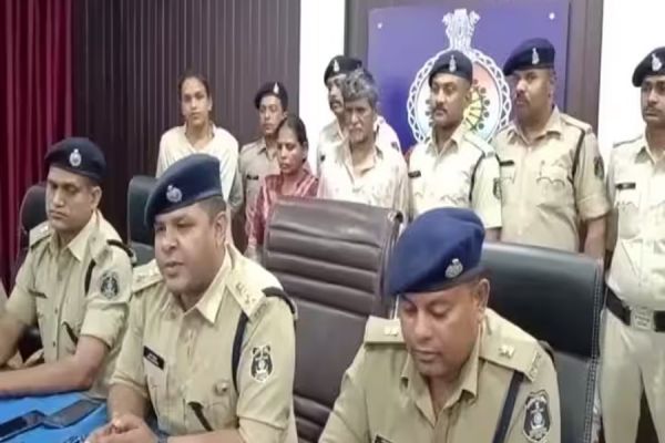 CG CRIME : खुलेआम हेरोइन बेचते महिला गिरफ्तार... पति पंजाब से लाता और पत्नी चबुतरे में बैठकर बेचती... ऐसे चल रहा था गोरखधंधा