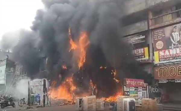 CG BREAKING : ट्रांसपोर्ट नगर के कमर्शियल कॉम्प्लेक्स में लगी भीषण आग... दमकल वाहनों की मशक्कत जारी... परिसर में फंसे दर्जनों लोग