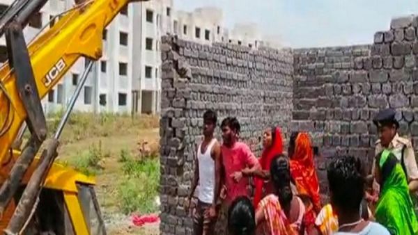 अवैध निर्माण तोड़ने पहुंचा नगर निगम अमला... कब्जाधारियों ने बरसाए ईंट&mdash;पत्थर... पुलिस सहित उल्टे पांव लौटी टीम