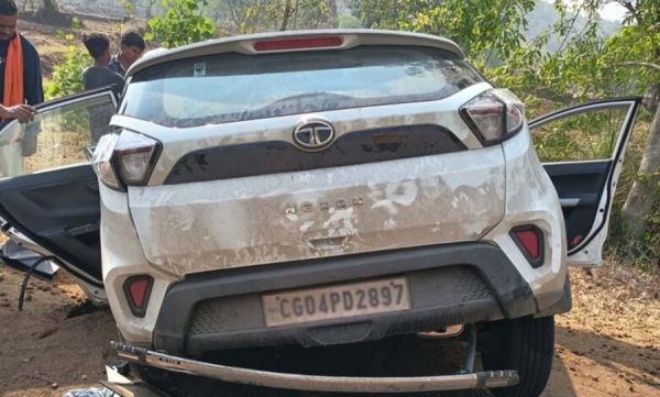  खड़े ट्रक में जा धंसी कार... दो लोगों की मौत, 4 की हालत नाजुक... रायपुर लौट रहे थे सवार