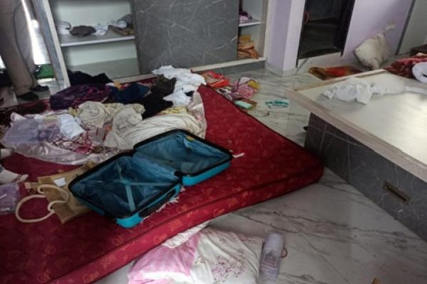 CG CRIME : शाम ढ़लते ही घर में घुस गए हथियारबंद बदमाश... नगदी और सोने के जेवरात लेकर हो गए फरार... इलाके में दहशत