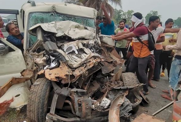 तेज रफ्तार स्कार्पियो और ट्रक में भिड़ंत.... बेटी की मौत, पिता सहित तीन घायल