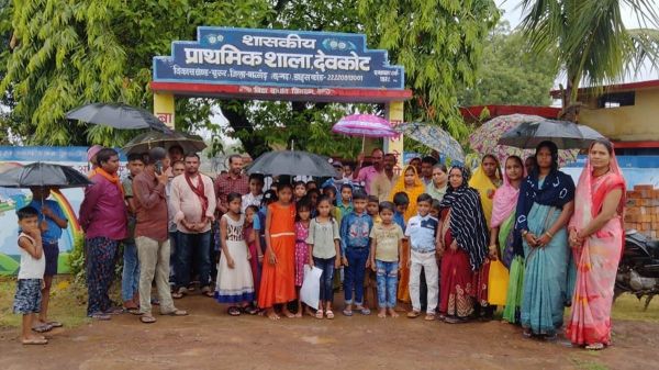 बालोद के स्कूल में बच्&zwj;चों ने जड़ा ताला, बारिश में भीगते हुए किया प्रदर्शन
